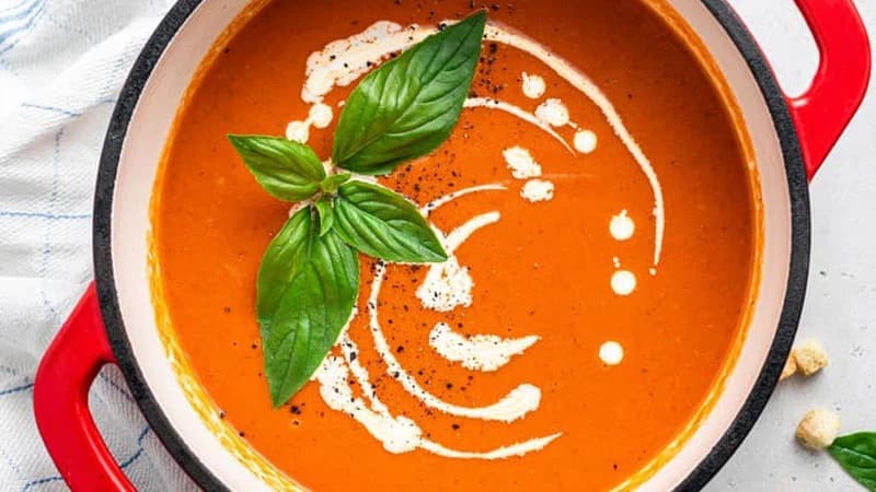 شوربة الطماطم بالريحان